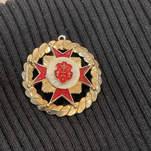 😍 VINTAGE COAT OF ARMS PENDANT Red Enamel, mother of pearl w gold finish